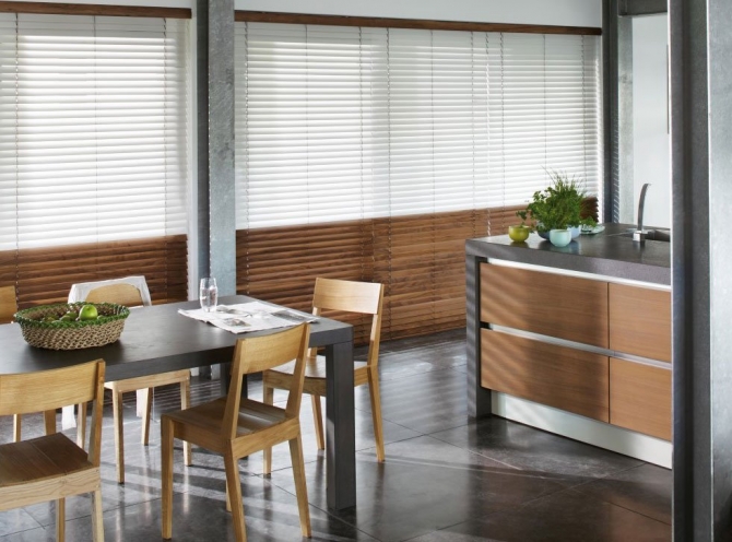 Brede houten Luxaflex jaloezieën in luxe interieur