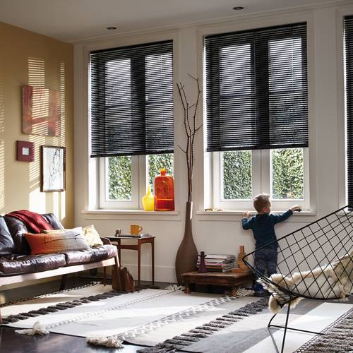Zwarte Luxaflex aluminium jaloezieën in modern interieur